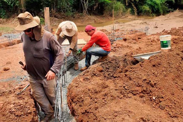 Moradores se unem para reconstruir ponte na comunidade de Bebedouro das Posses