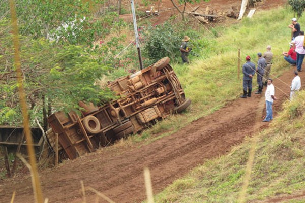 Caminhão tomba ao deslizar em estrada e mata garoto prensado em Carmo do Paranaíba