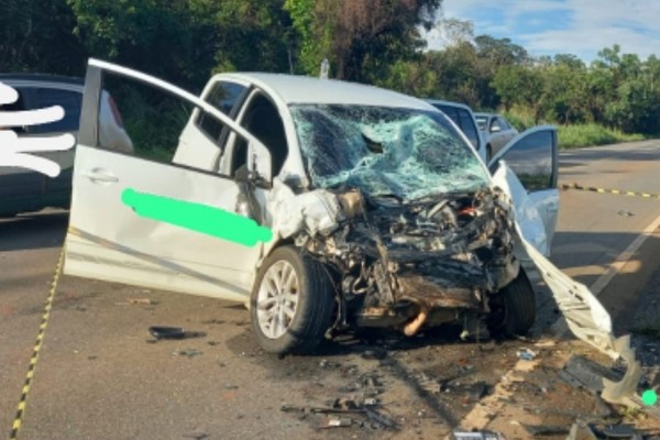 Veículo roda na pista, causa grave acidente com outros dois carros e motorista morre na MG 410