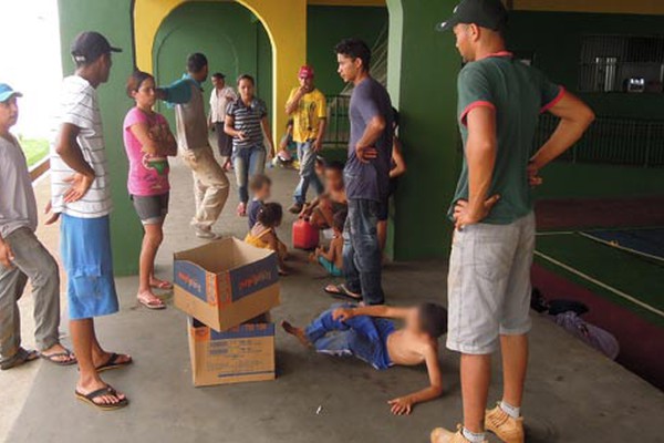 Famílias retiradas de ocupação são deixadas na quadra do Cristavo sem móveis e nem comida