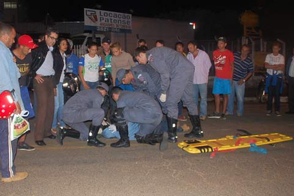 Ciclista tem traumatismo craniano em grave acidente com moto na Avenida Brasil