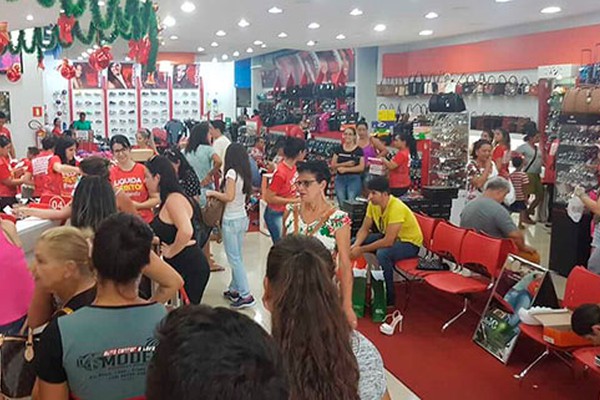 Consumidores deixam as compras de Natal para o último dia e encontraram lojas lotadas