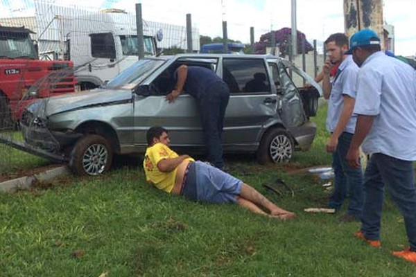 Motorista perde o controle na JK, bate em poste e vai parar em alambrado de empresa