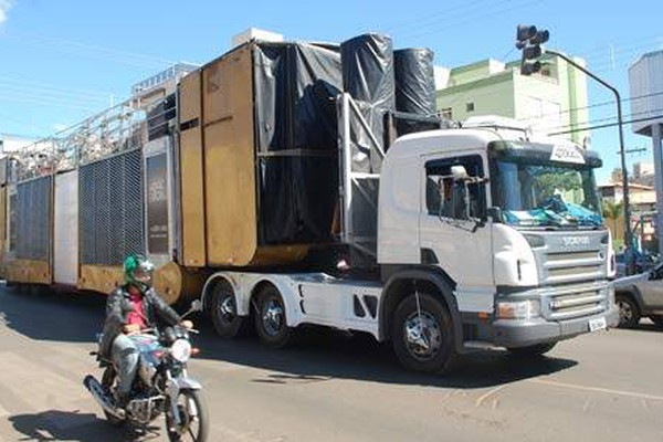 Trio elétrico com 47 toneladas chega para a Fenamilho e tem problema com fiação