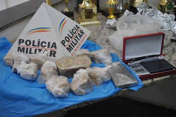 PM apreende mais de 1,5Kg de crack em esconderijo às margens do Rio Paranaíba