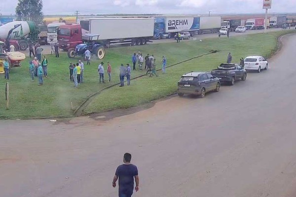 Manifestantes continuam em rodovias da região; Romeu Zema determina atuação da Polícia Militar