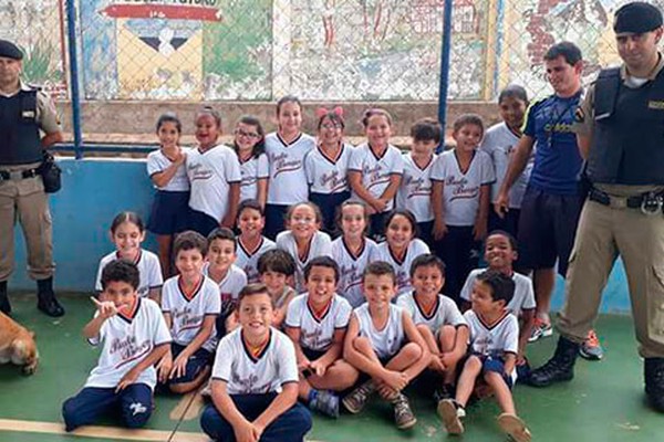 PM faz apresentação em escola de Patos de Minas e mostra todas as habilidades dos cães policiais