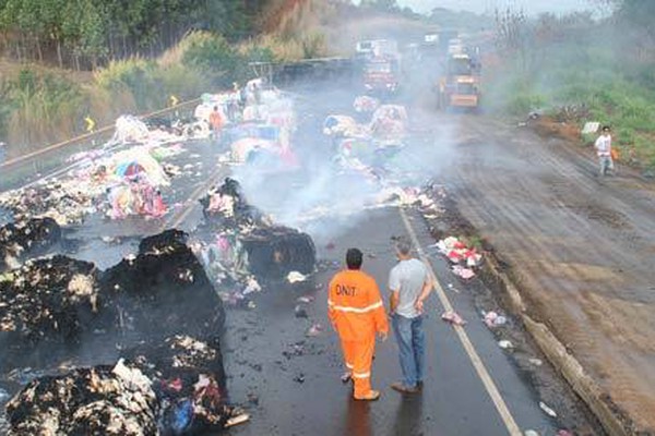 Curva da Morte da BR365: caminhões batem, carga pega fogo e uma pessoa morre