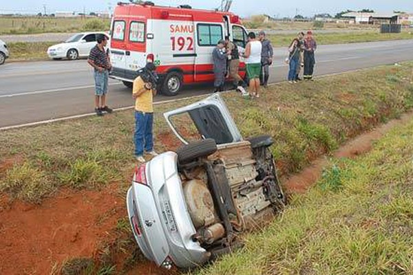 Condutora fica ferida ao perder o controle no Trevo da Pipoca e cair dentro de vala