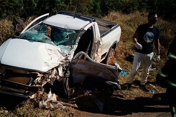 Batida violenta entre van e pick up na MGC 354 deixa 3 pessoas feridas nesta tarde