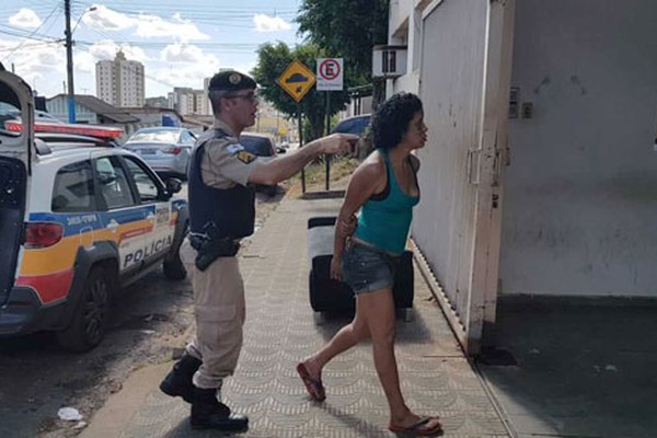 Ladrões furtam toldos de açougue, imagens registram crime e PM leva mulher para a delegacia