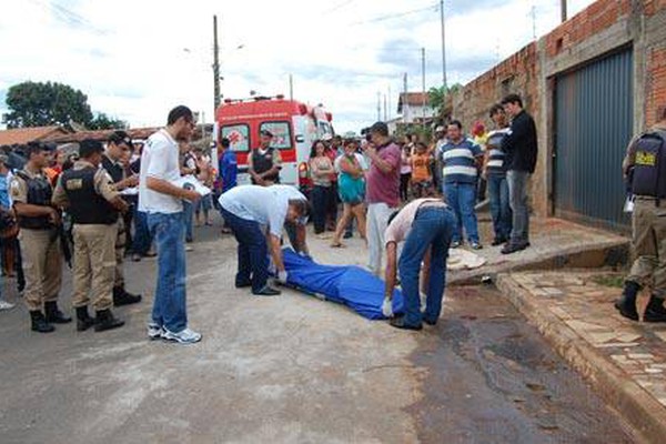 Atirador abre fogo e mata jovem em frente a praça no Jardim Aquarius