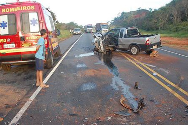 Batida frontal mata casal e deixa pai e filho feridos em mais uma tragédia na BR365