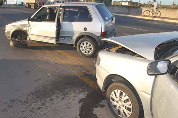 Motorista se perde no Trevo da Pipoca, tenta conversão proibida e provoca acidente