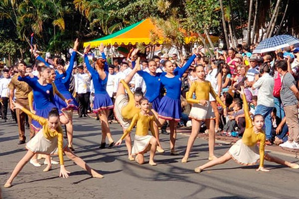 Patos de Minas comemora aniversário de 127 anos com homenagens, bolo gigante e desfile