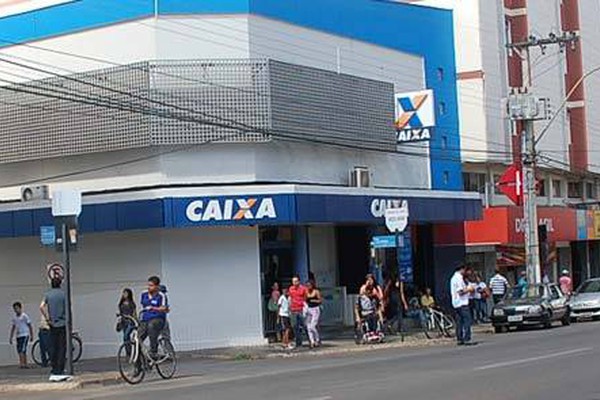 Golpistas trocam envelopes de depósito dentro da Caixa e levam quase 3 mil de jovem
