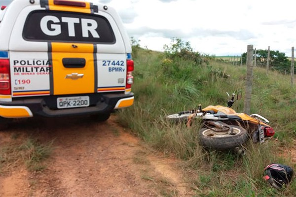 Jovem com CNH B é preso ao tentar fugir em Honda/CB 300 e bater em colchete de arame farpado