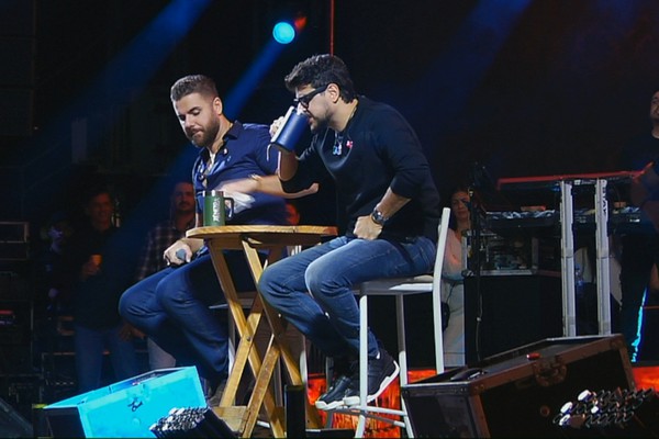 Molhando a garganta: Zé Neto e Cristiano bebem e cantam clássicos do sertanejo; veja ao vivo