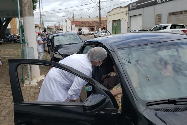 Idosos de 77 e 78 anos serão vacinados da Covid-19 na próxima semana em Patos de Minas