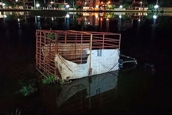 Vídeo mostra o momento em que caminhonete vai parar dentro da Lagoa de Lagoa Formosa