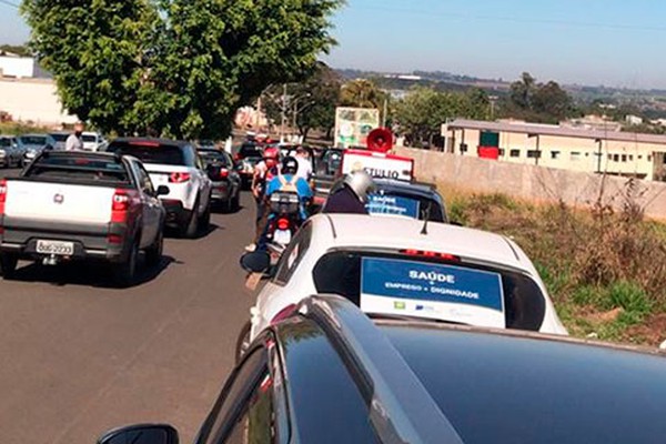 Comerciantes fazem carreata pelas ruas de Patos de Minas e cobram mais pela saúde