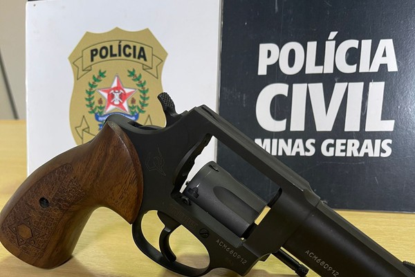 Homem é preso ao ser flagrado por policiais civis portando arma de fogo furtada