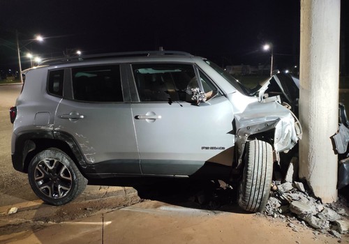 Carro bate em poste de iluminação na Avenida Marabá e é abandonado pelo proprietário