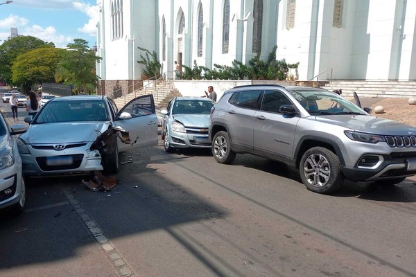 Acidente envolve carretinha e 4 automóveis no Centro de Patos de Minas