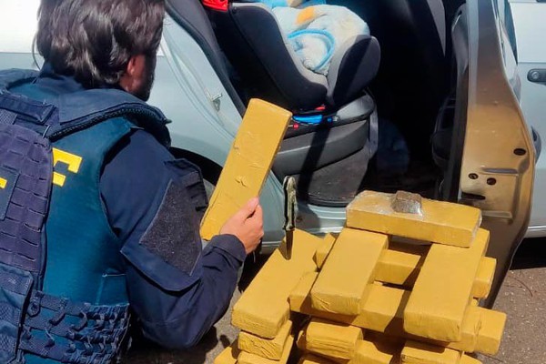 PRF aborda carro com trinca no para-brisa e prende trio com 30 barras de maconha na BR 365