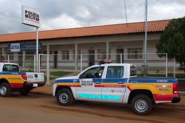 Bandidos amarram vítimas em banheiro, fazem "limpa" em casa e roubam trator na zona rural de Rio Paranaíba