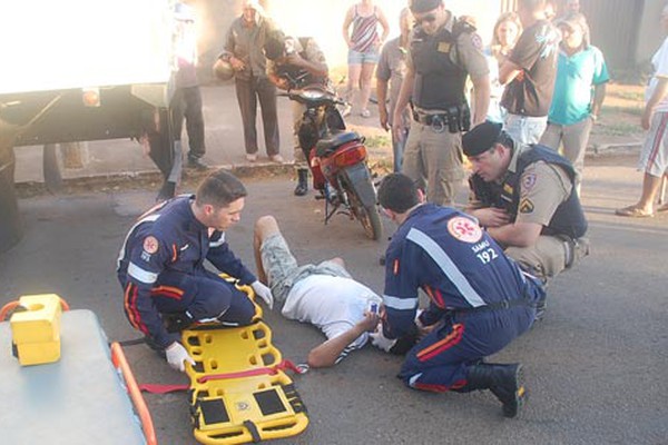 Motociclista inabilitado, com sinais de embriaguez e em moto adulterada fica ferido ao bater em caminhão