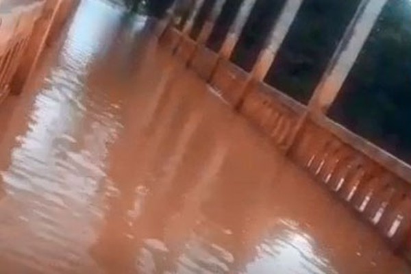 Rio Paranaíba sobe ainda mais e passa sobre a Ponte do Arco em Patos de Minas, veja