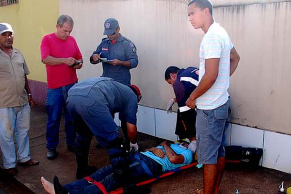 Motorista abre a porta do carro, motociclista bate e fica ferido na Tomaz de Aquino