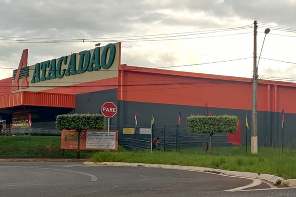 Procon recebe denúncia de venda de sacolinhas plásticas em hipermercado de Patos de Minas