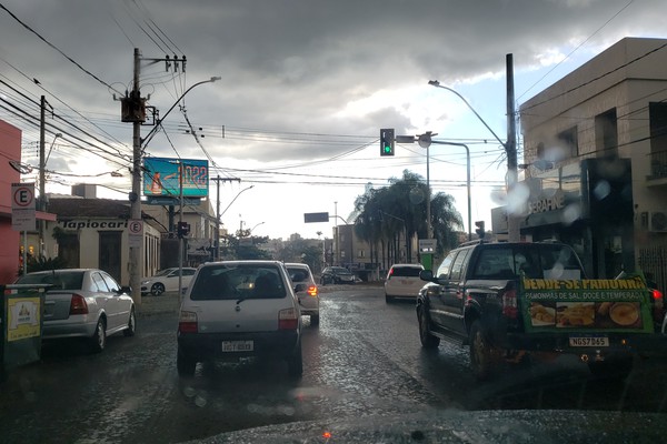 Chuva forte surpreende no final da tarde e deve fazer temperaturas despencarem no feriadão