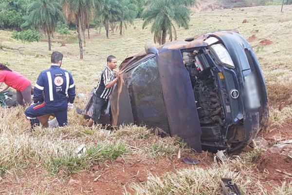 Motorista perde o controle na Av. Fátima Porto e cai em ribanceira em Patos de Minas