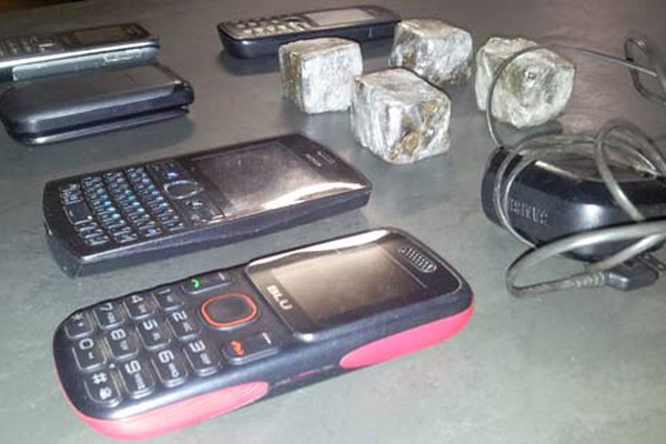 Agentes flagram motociclista arremessando cinco celulares e maconha para dentro do Presídio