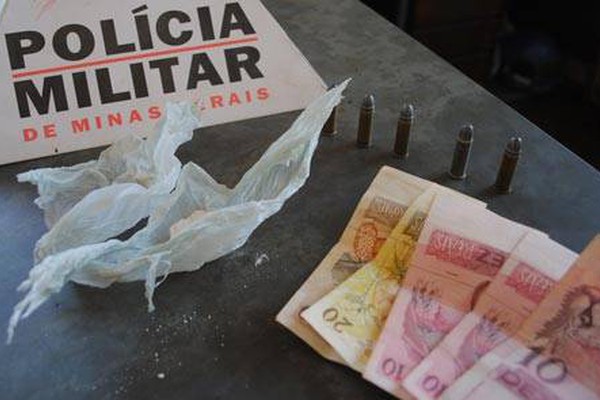 Garota de 19 anos guarda munições e cocaína dentro do quarto e acaba presa pela PM