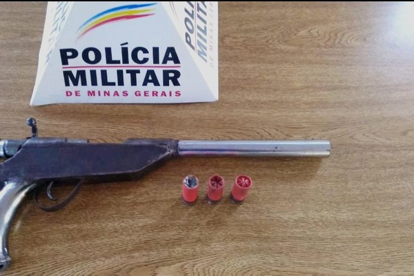 Homem ameaça a esposa com arma artesanal e acaba preso pela Polícia Militar de Guimarânia