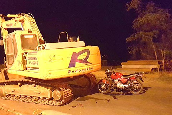 Motociclista fica gravemente ferido ao bater em máquina deixada no meio da pista de Avenida