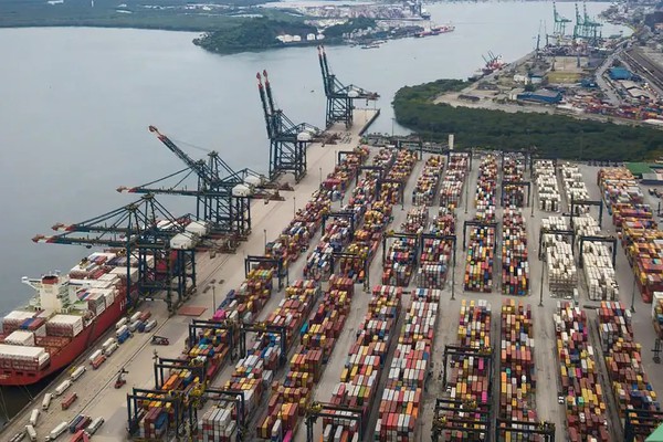 Tarifaço sobre parte de exportações brasileiras entra em vigor hoje