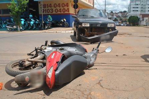 Motociclista fica ferido em acidente na José de Santana com a Joaquim das Chagas