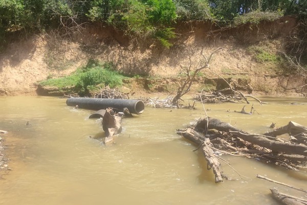 Imagens mostram garrafas pet, tubulação, lata de tinta e até capacete no Rio Paranaíba