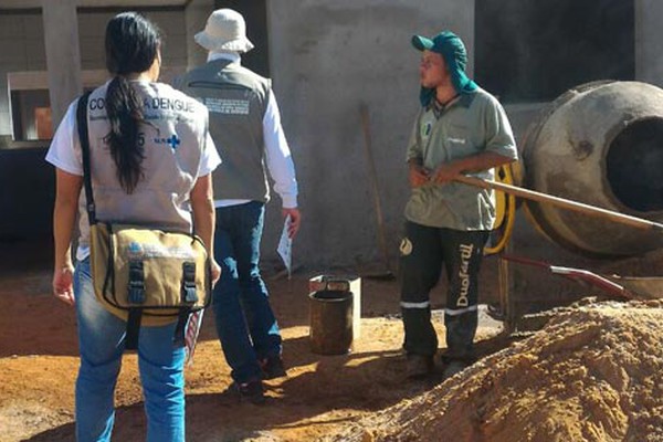 Agentes visitam construções e alertam profissionais sobre medidas para combater a dengue