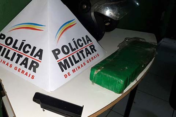 PM sai à procura de assaltantes de loja de informática e conduz 4 com 1 kg de maconha