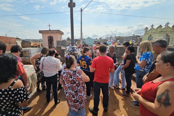 Milhares de pessoas vão aos cemitérios de Patos de Minas; veja a movimentação de Finados