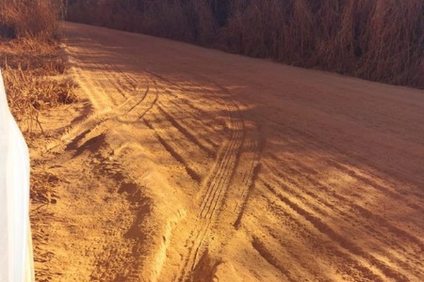 Correndo risco em meio a buracos e muita poeira, motoristas cobram melhorias na BR 352