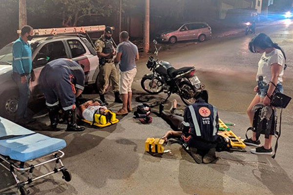 Casal em moto fica ferido ao frear para não bater em carro que avançou o sinal vermelho