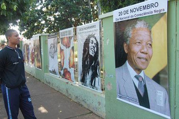 Estudantes fazem exposição para combater preconceito étnico-racial