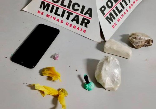 Mãe encontra drogas escondidas no sofá, aciona a polícia e filho é apreendido, em Patos de Minas